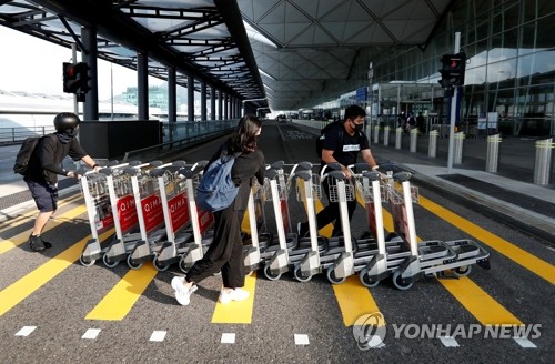 '바리케이드'로 쓸 카트 밀고가는 홍콩공항 시위대