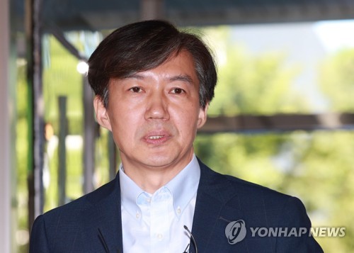 질문에 답하는 조국