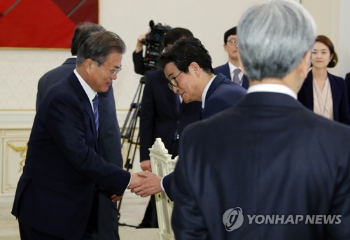 문 대통령, 국정과제위원장들과 인사