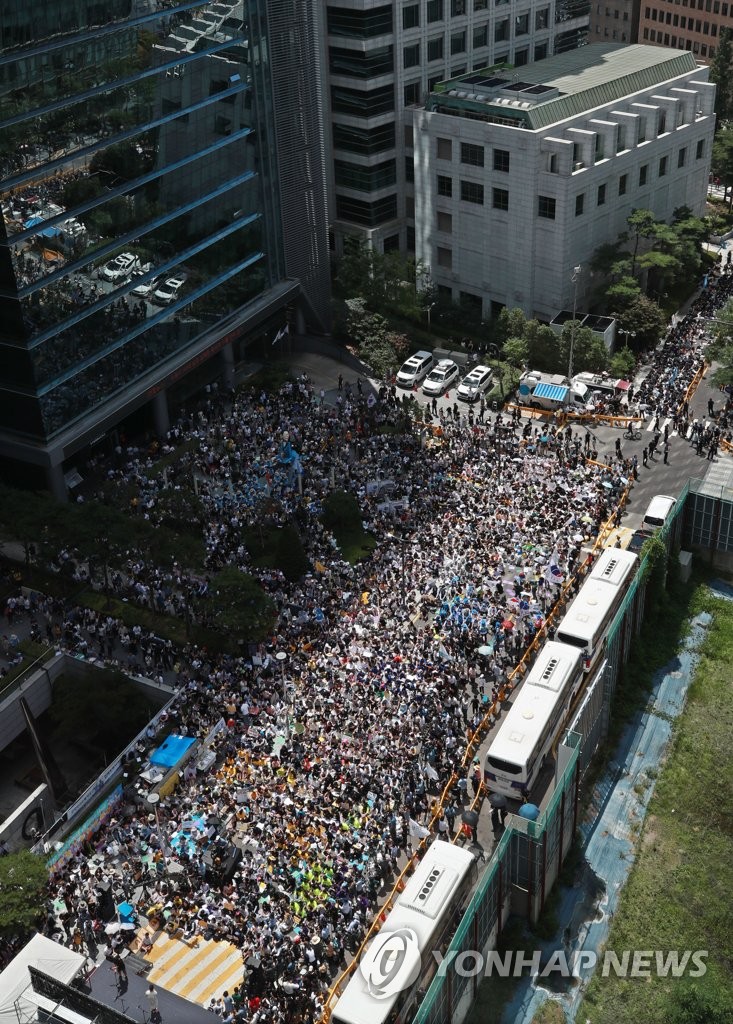 일본대사관 앞 가득 메운 수요집회 인파