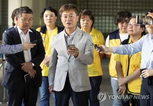 입장 밝히는 세월호 유가족