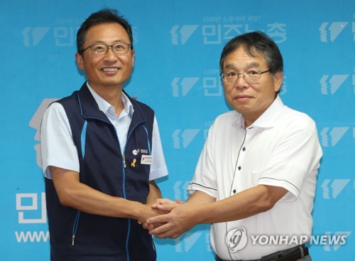 악수하는 민주노총 김명환 위원장과 일본 전노련 오다가와 위원장