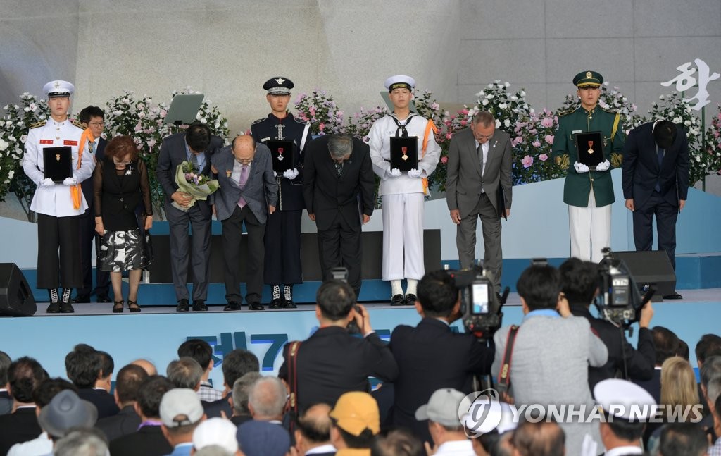 인사하는 훈장·표창 수여자들