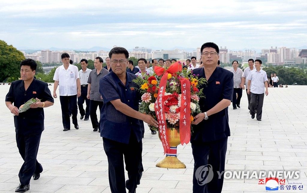 헌화하는 북한 주민들