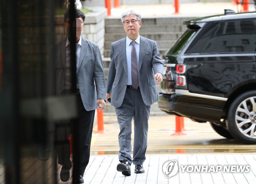법정 향하는 박윤준 전 국세청 차장