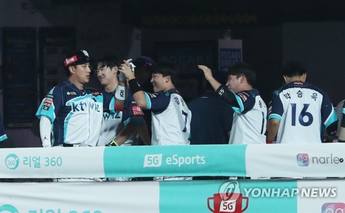 축하받는 황재균