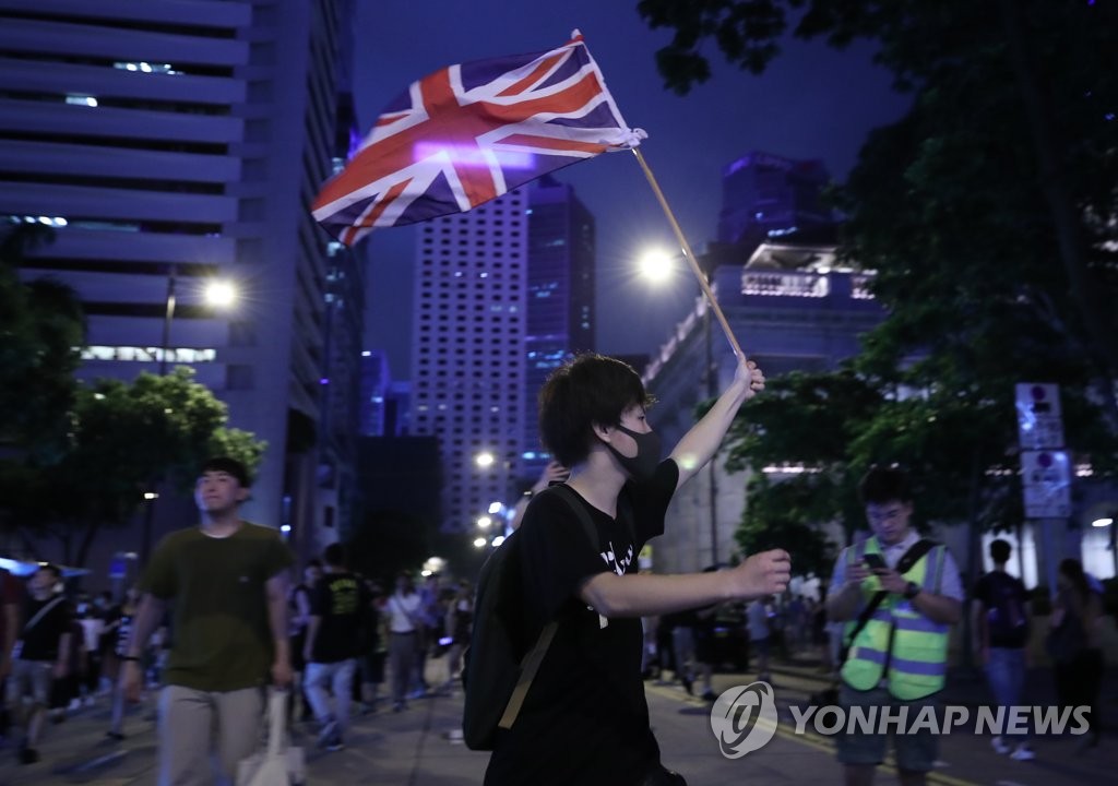 홍콩 도심 집회에서 펄럭이는 영국 국기