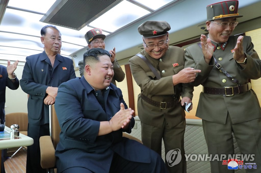 북한, 또 '새무기' 시험사격… 박수치는 김정은