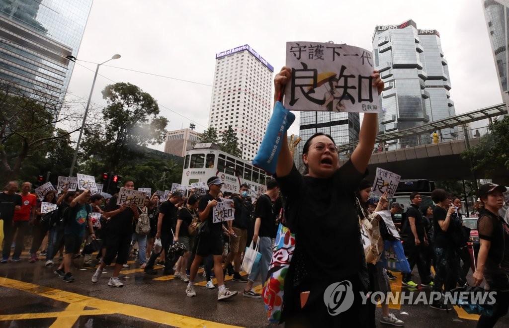 거리로 나선 홍콩의 교사들