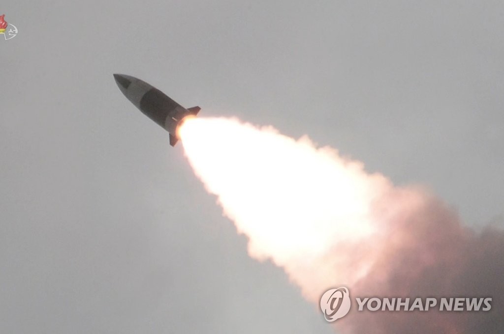 북한, 또 '새 무기' 시험사격…북한판 에이태킴스 추정