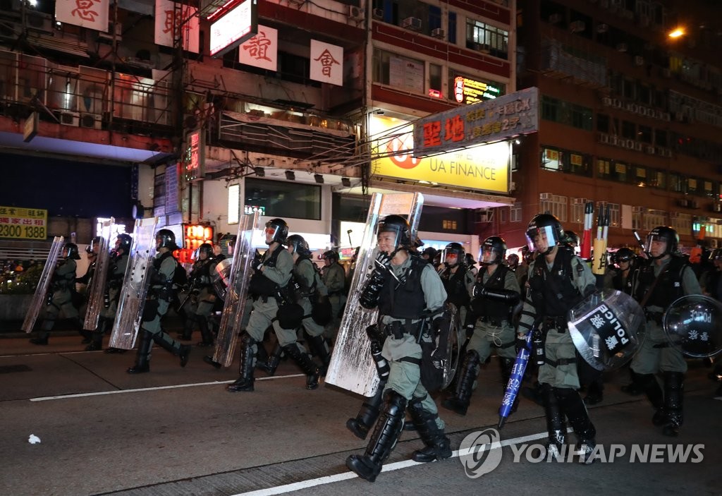 시위대 쫓는 홍콩 진압경찰