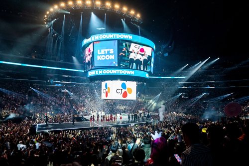 昨年8月にロサンゼルスで開催されたKCONのコンサート(CJ ENM提供)=(聯合ニュース)≪転載・転用禁止≫