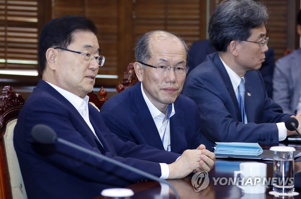 얘기 나누는 정의용 국가안보실장과 김유근 1차장
