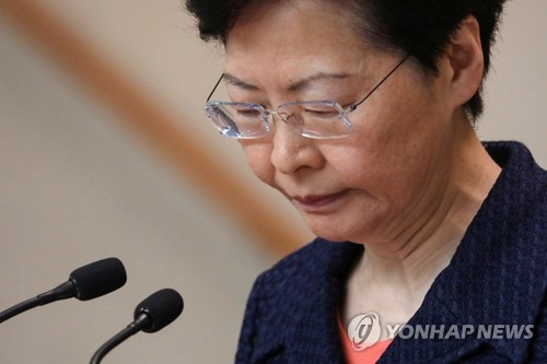기자회견 중 고개 숙인 캐리 람 홍콩 행정장관
