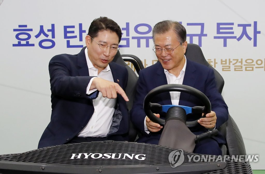 탄소섬유로 만든 전기 자동차 탑승한 문 대통령