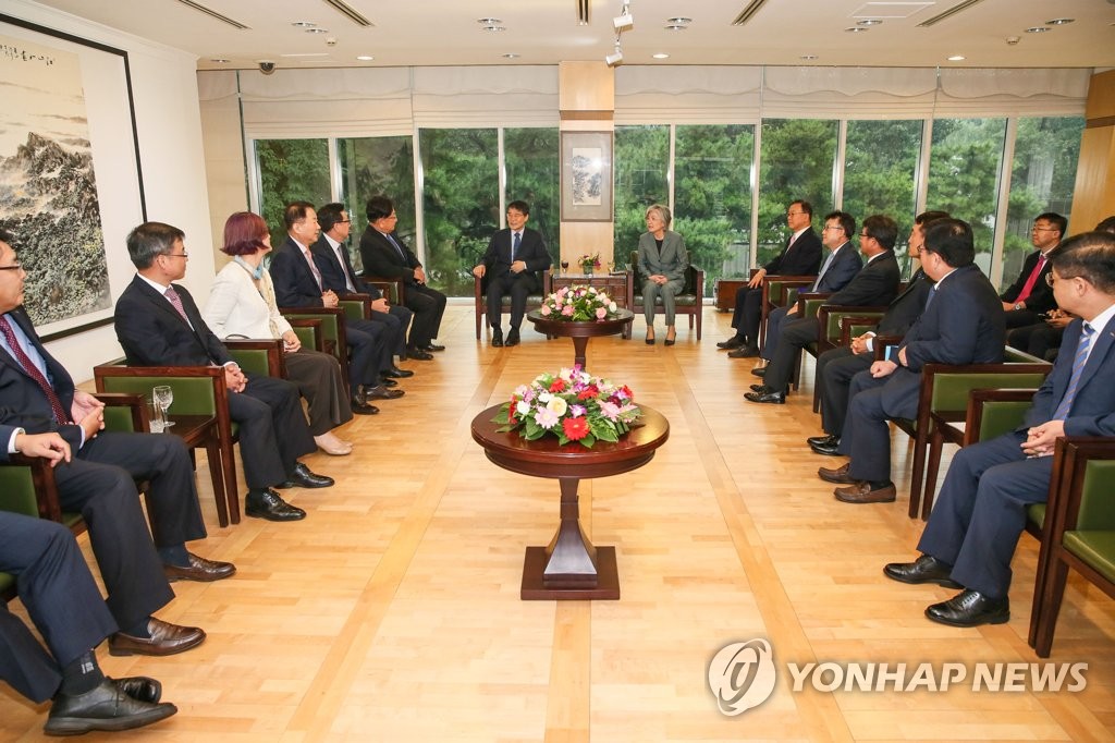 중국 현지 우리 기업인들과 간담회하는 강경화 장관