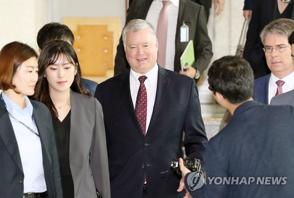 외교부 들어서는 스티븐 비건