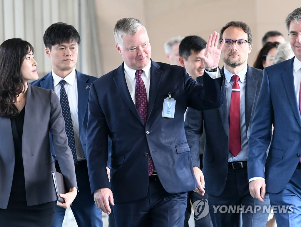 외교부 들어서는 스티븐 비건