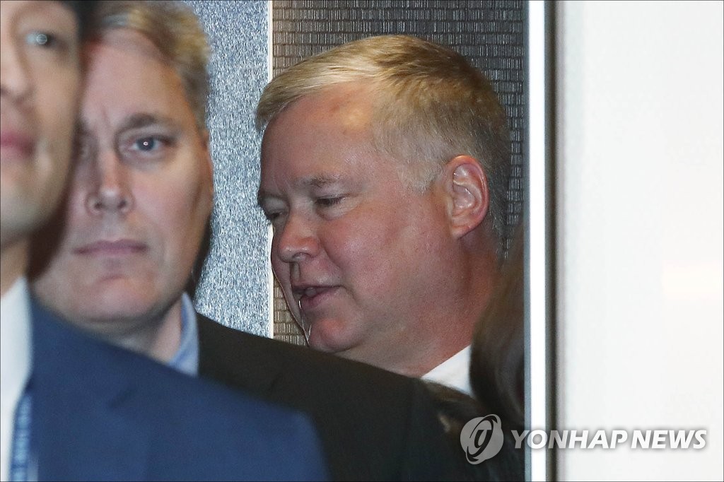 스티븐 비건, 외교부 도착