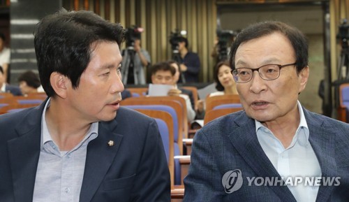 민주당 이해찬 대표(우)와 이인영 원내대표(좌)