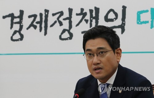 '취임 100일' 기자회견 하는 오신환 원내대표