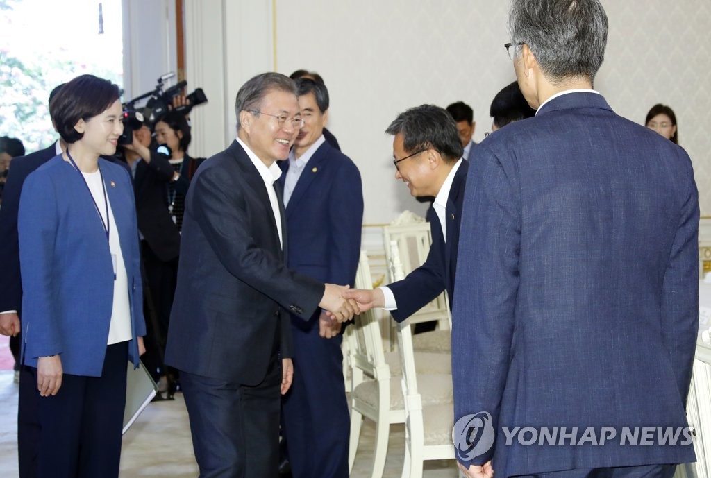 전호환 부산대 총장과 인사하는 문 대통령