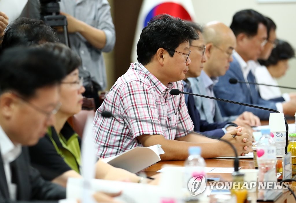 모두발언 듣는 참석자들