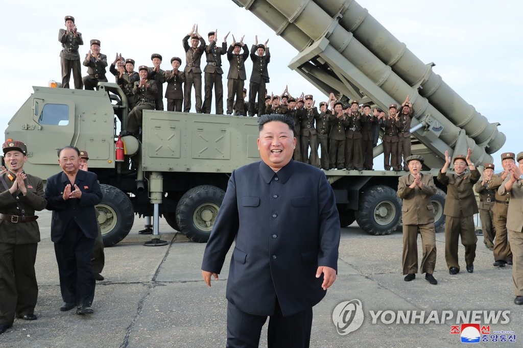 북한, '신형 초대형 방사포' 발사