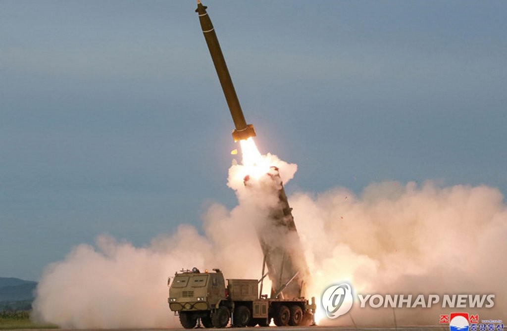 Prueba de un nuevo lanzacohetes múltiple de calibre supergrande de Corea del Norte Prueba de un nuevo lanzacohetes múltiple de calibre supergrande de Corea del Norte