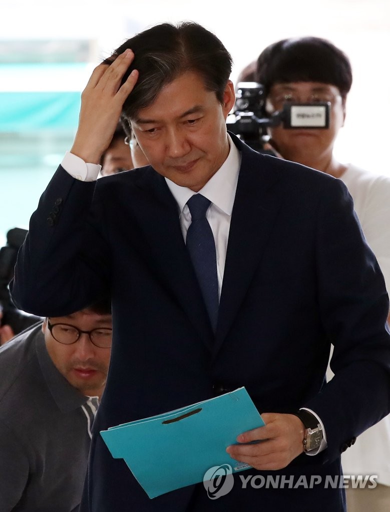 厳しい表情の法務相候補 厳しい表情の法務相候補