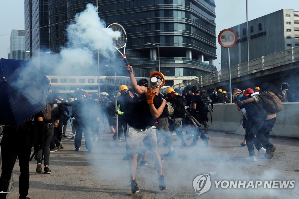 테니스 라켓으로 경찰 최루탄 되돌려보내는 홍콩 시위자