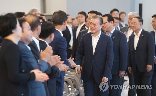 참석자와 인사하는 문 대통령