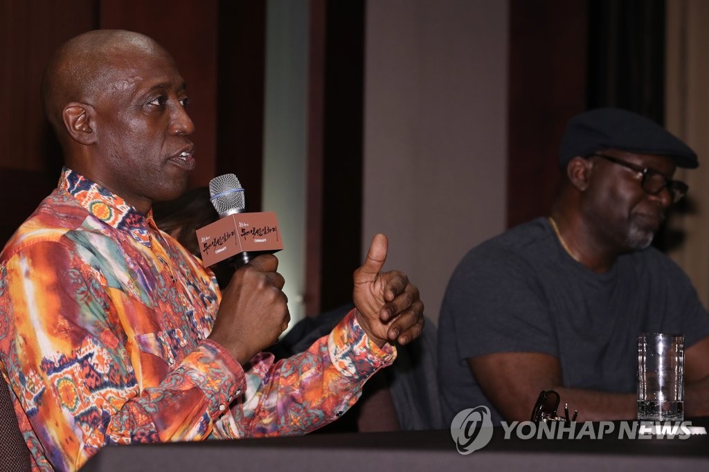 답변하는 웨슬리 스나입스