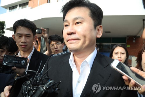 기자들의 질문 받는 양현석