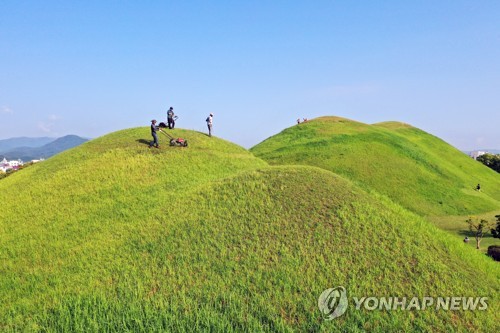 추석 앞두고 경주 대릉원 벌초
