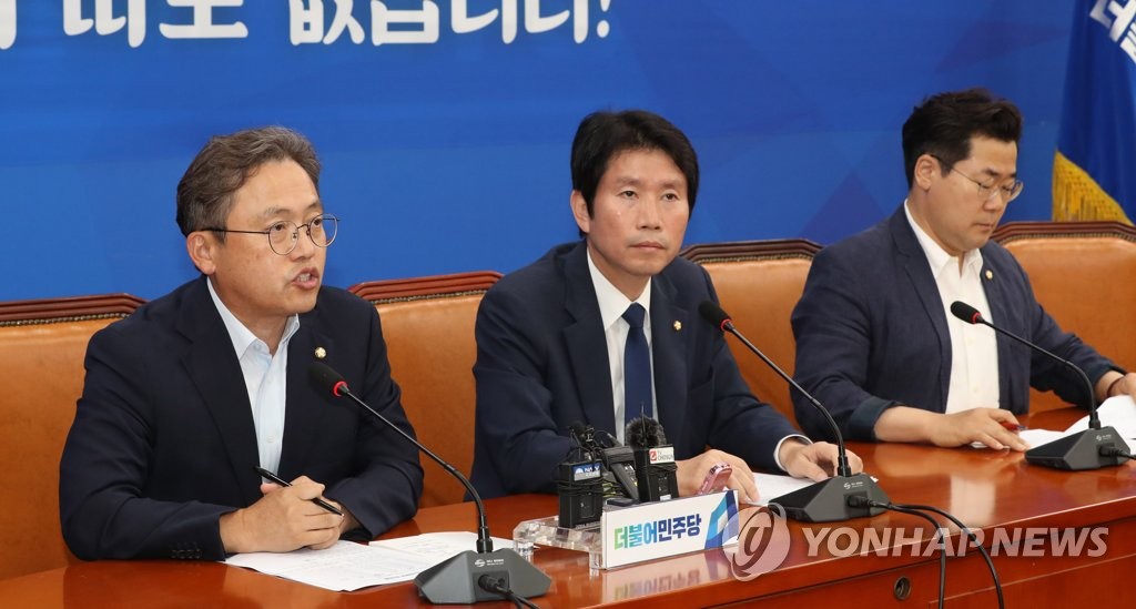 민주당 송기헌 법사위 간사(왼쪽)와 이인영 원내대표(가운데)