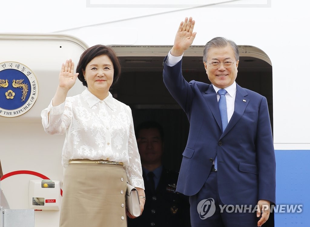 문 대통령 내외, '동남아 순방 다녀오겠습니다'
