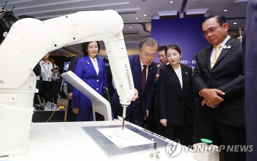 한-태 정상, 4차 산업혁명 쇼케이스 '스마트팩토리관' 방문