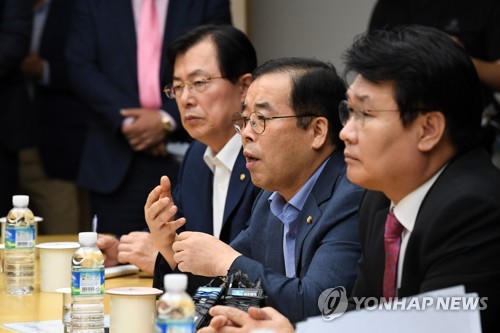 질문하는 박성중 의원(왼쪽에서 두번째)