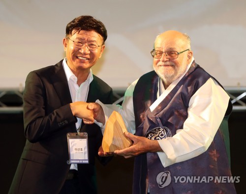 울주세계산악문화상 받는 쿠르트 딤베르거