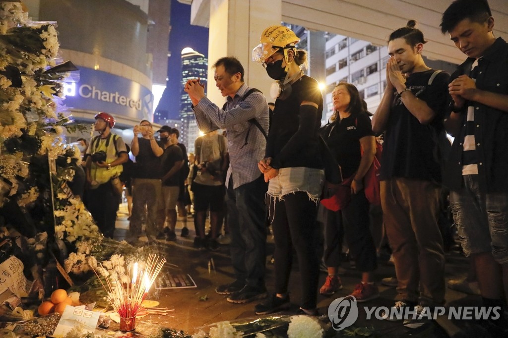 경찰폭력 피해 시위자에게 경의 표하는 홍콩 시민들