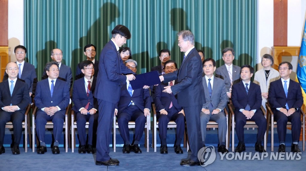 문 대통령, 조국 법무부 장관에 임명장 수여