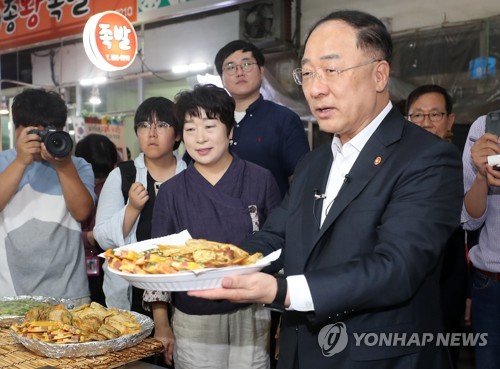 공주 산성시장 방문한 홍남기