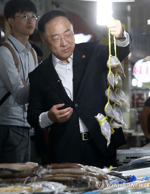 전통시장 방문한 홍남기 부총리