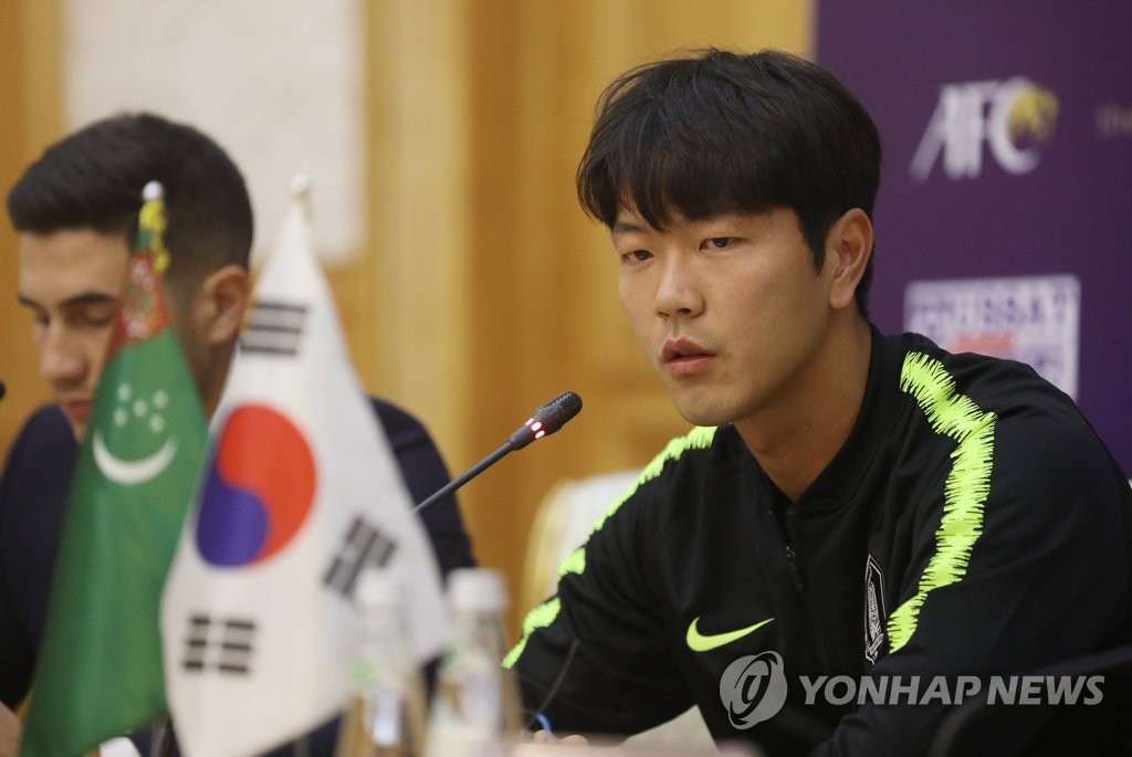 취재진 질문에 답하는 김영권