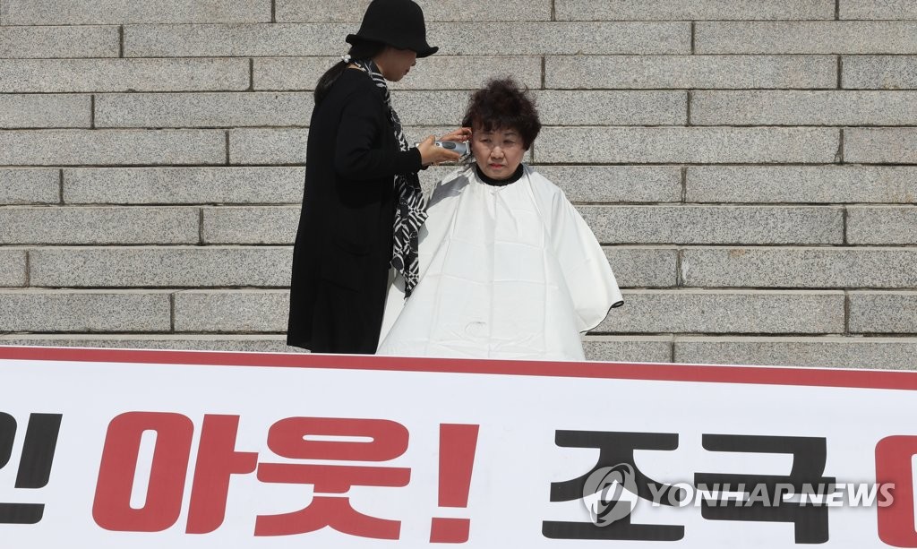 삭발하는 박인숙 의원