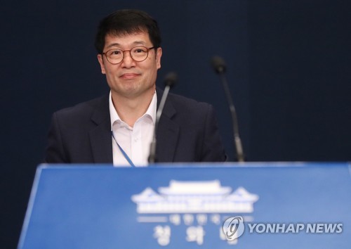 고용동향 브리핑하는 황덕순 청와대 수석