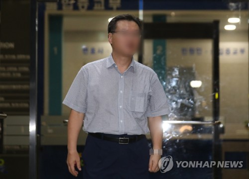 검찰조사 받고 귀가하는 조국 장관 처남