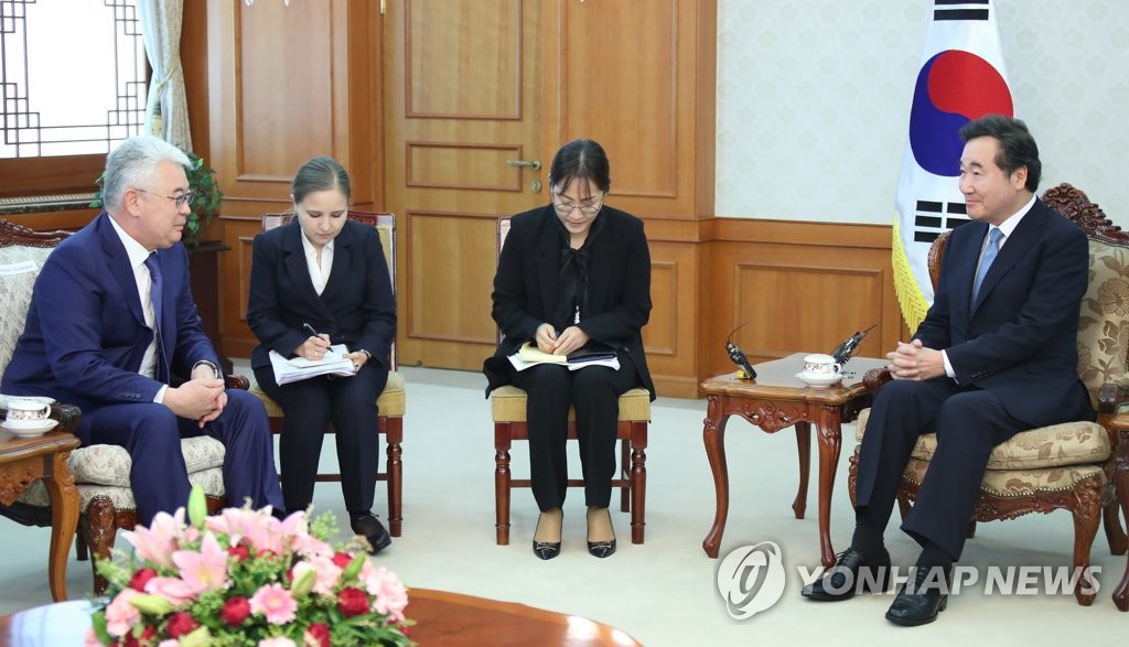 카자흐 외교 장관과 대화하는 이낙연 총리