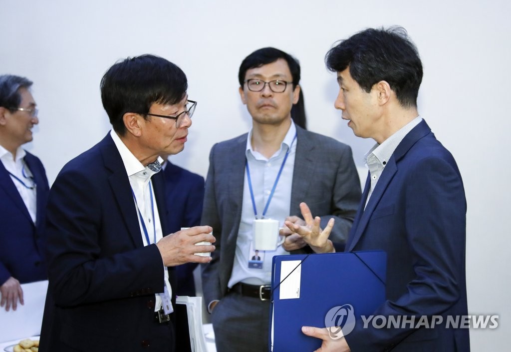 얘기 나누는 김상조 정책실장과 윤건영 국정기획상황실장